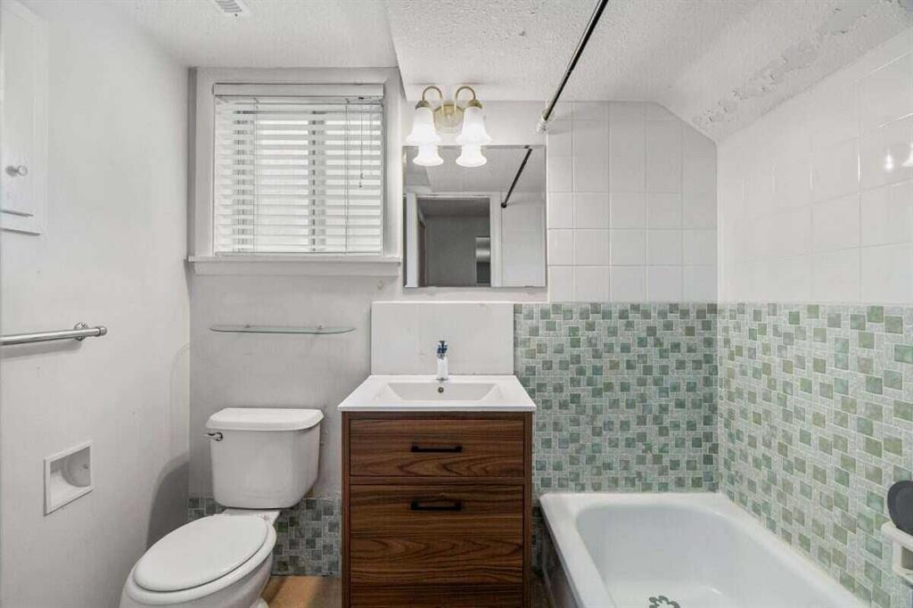 2307 Richmond Road Sw, Calgary, AB - Indoor Photo Showing Bathroom