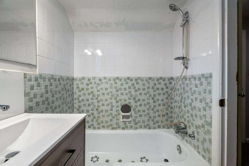 2307 Richmond Road Sw, Calgary, AB - Indoor Photo Showing Bathroom