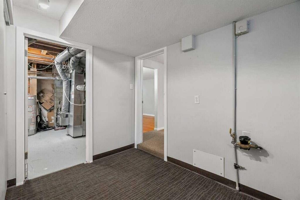 2307 Richmond Road Sw, Calgary, AB - Indoor Photo Showing Other Room