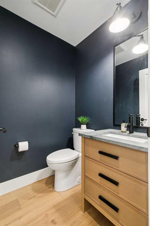22 Patrick View Sw, Calgary, AB - Indoor Photo Showing Bathroom