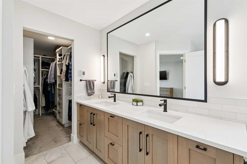 22 Patrick View Sw, Calgary, AB - Indoor Photo Showing Bathroom