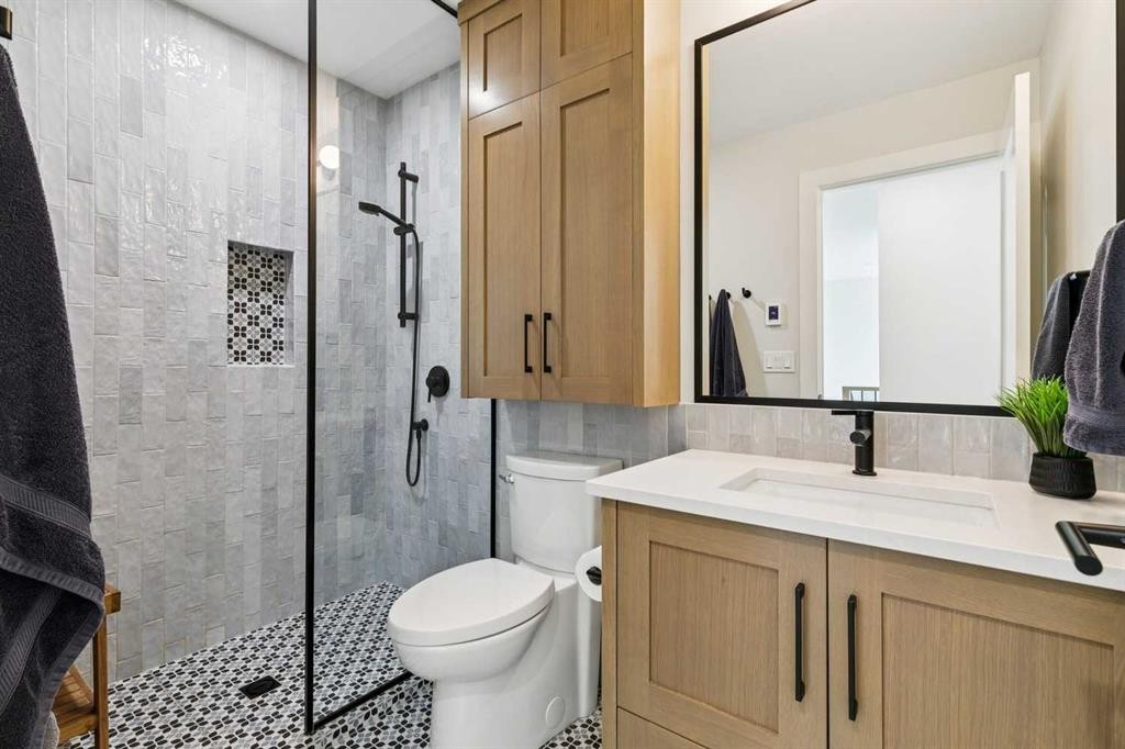22 Patrick View Sw, Calgary, AB - Indoor Photo Showing Bathroom