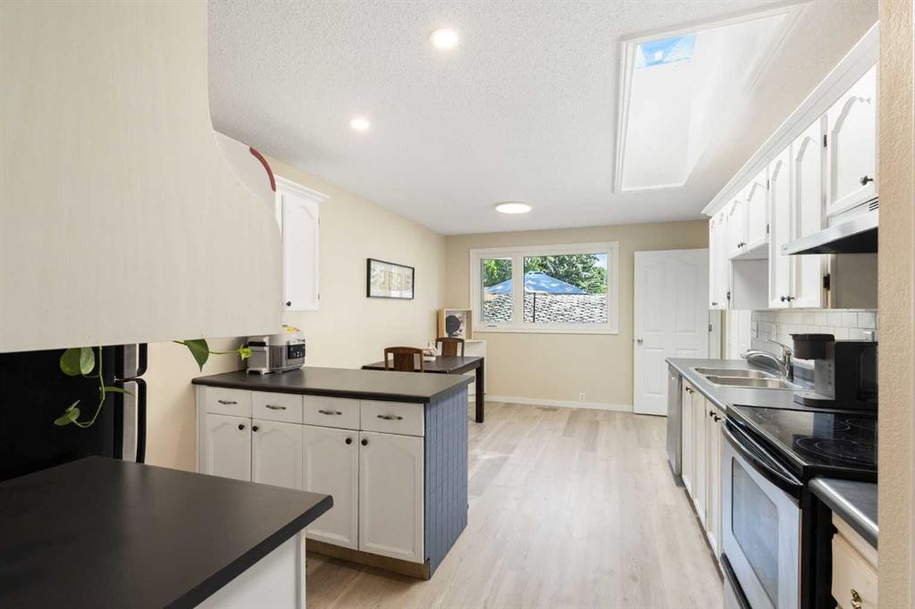 14904 1 Street Se, Calgary, AB - Indoor Photo Showing Kitchen With Double Sink