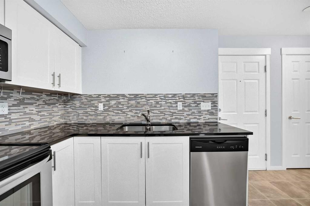 5315-755 Copperpond Boulevard Se, Calgary, AB - Indoor Photo Showing Kitchen With Double Sink With Upgraded Kitchen
