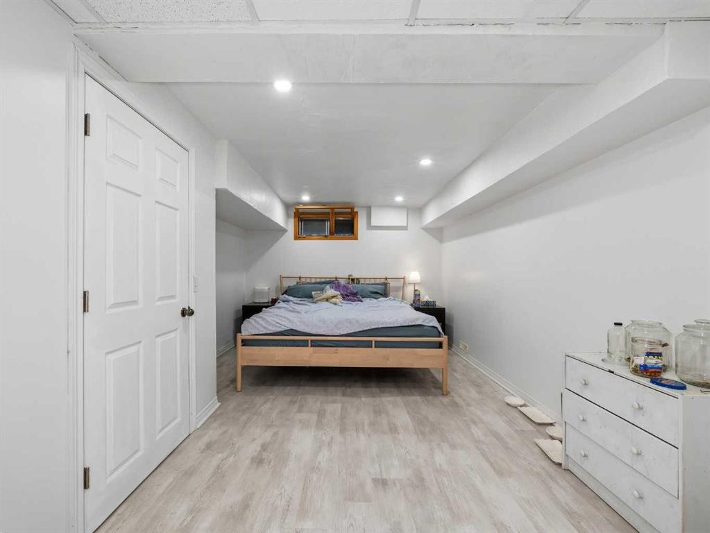 6506 Ranchview Drive Nw, Calgary, AB - Indoor Photo Showing Bedroom