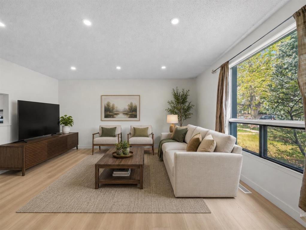6506 Ranchview Drive Nw, Calgary, AB - Indoor Photo Showing Living Room