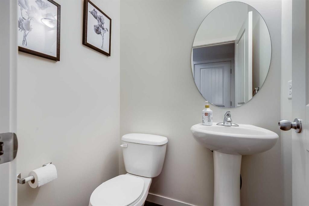72 Copperpond Landing Se, Calgary, AB - Indoor Photo Showing Bathroom