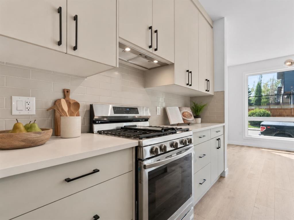 2354 7 Street Nw, Calgary, AB - Indoor Photo Showing Kitchen With Upgraded Kitchen