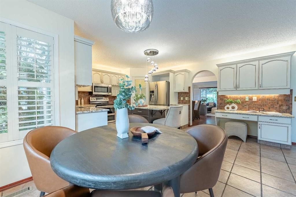 46 Mountain Park Drive Se, Calgary, AB - Indoor Photo Showing Dining Room
