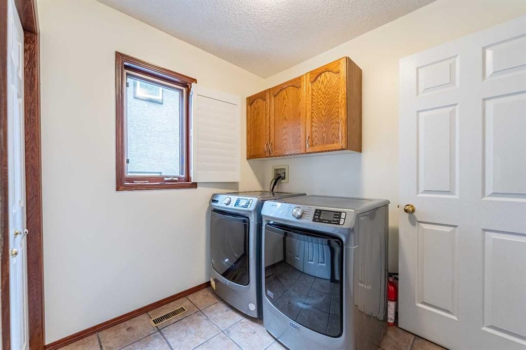46 Mountain Park Drive Se, Calgary, AB - Indoor Photo Showing Laundry Room