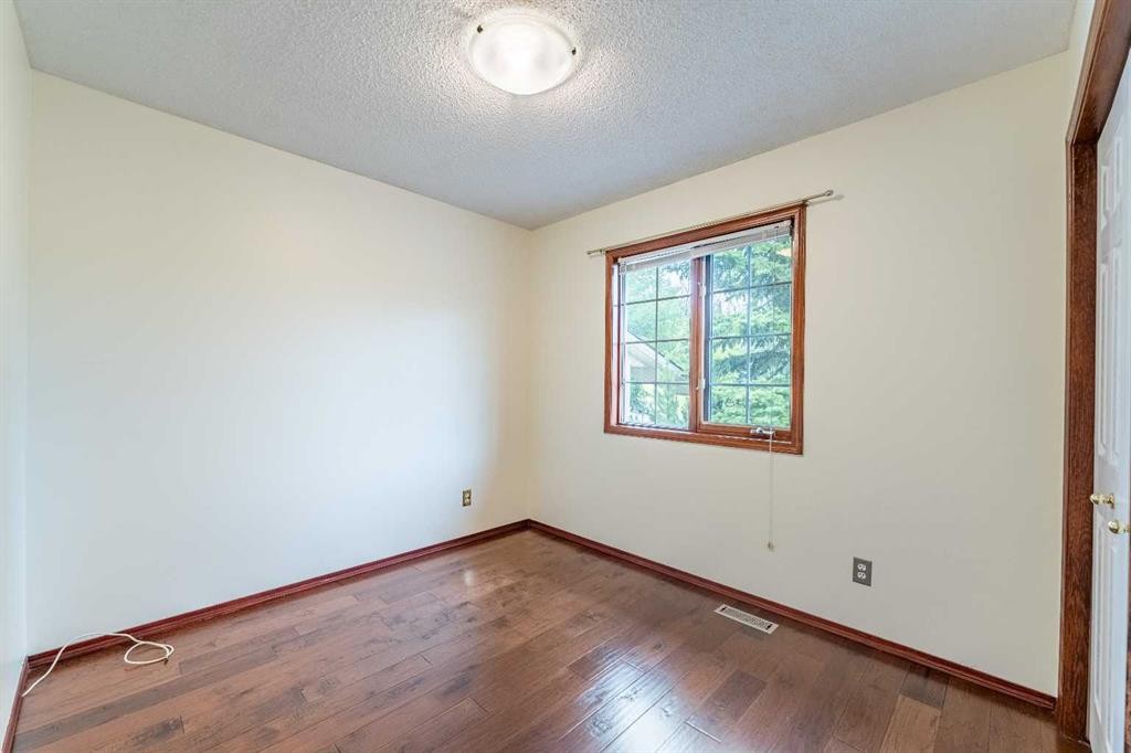46 Mountain Park Drive Se, Calgary, AB - Indoor Photo Showing Other Room