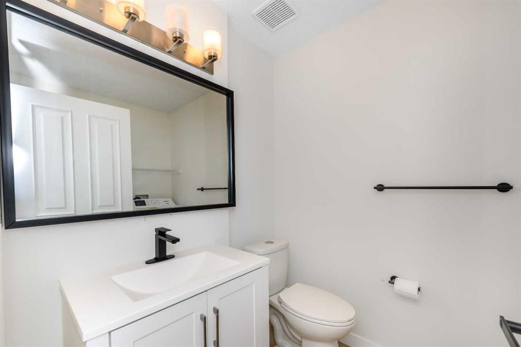 28 Coral Reef Link Ne, Calgary, AB - Indoor Photo Showing Bathroom