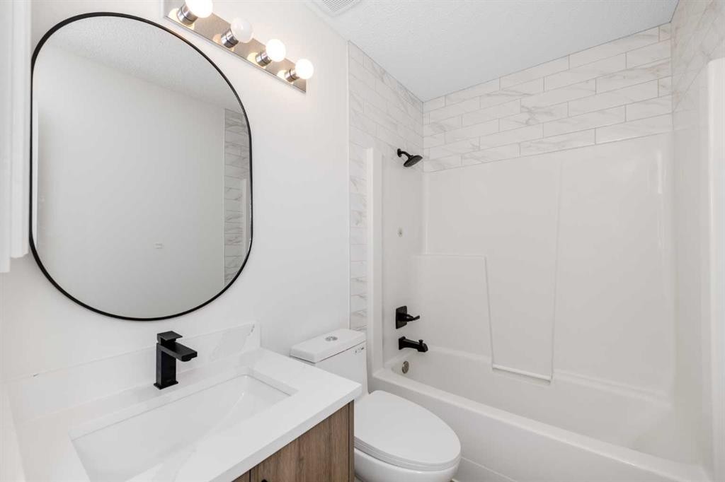 28 Coral Reef Link Ne, Calgary, AB - Indoor Photo Showing Bathroom