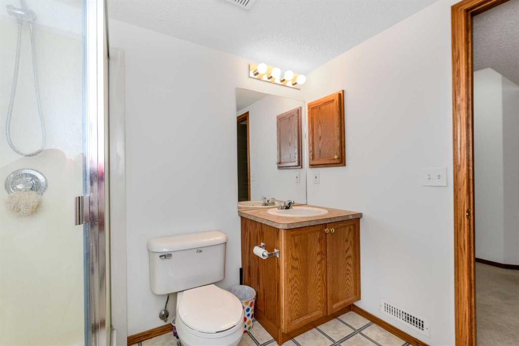 28 Coral Reef Link Ne, Calgary, AB - Indoor Photo Showing Bathroom