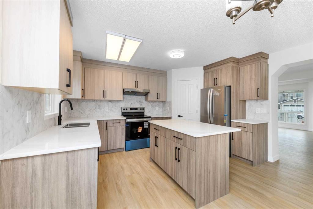 28 Coral Reef Link Ne, Calgary, AB - Indoor Photo Showing Kitchen With Stainless Steel Kitchen With Double Sink With Upgraded Kitchen