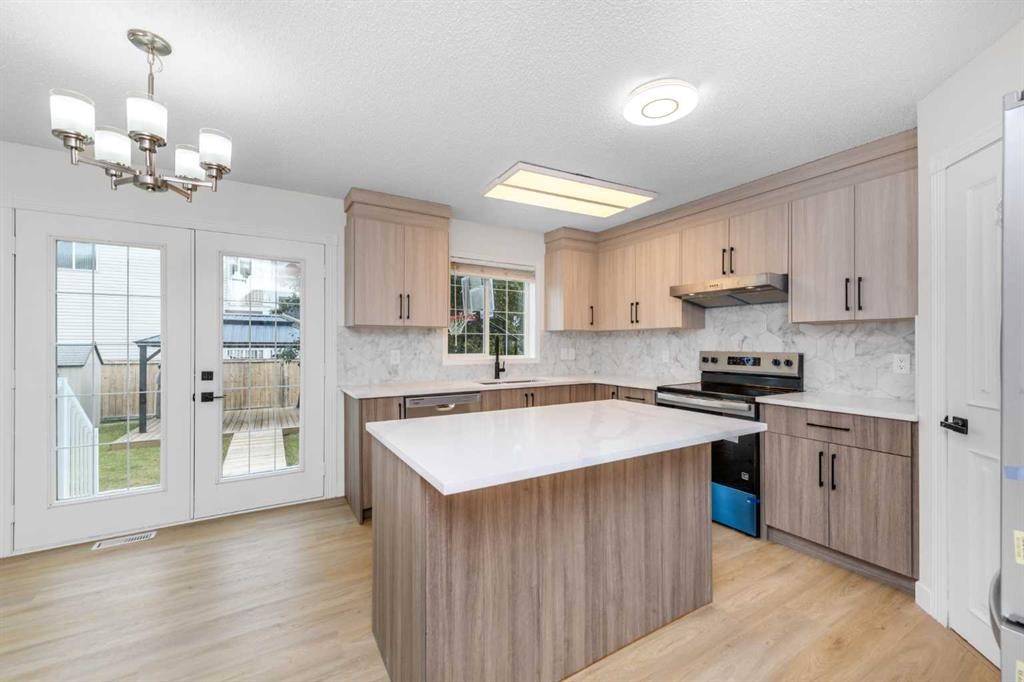 28 Coral Reef Link Ne, Calgary, AB - Indoor Photo Showing Kitchen