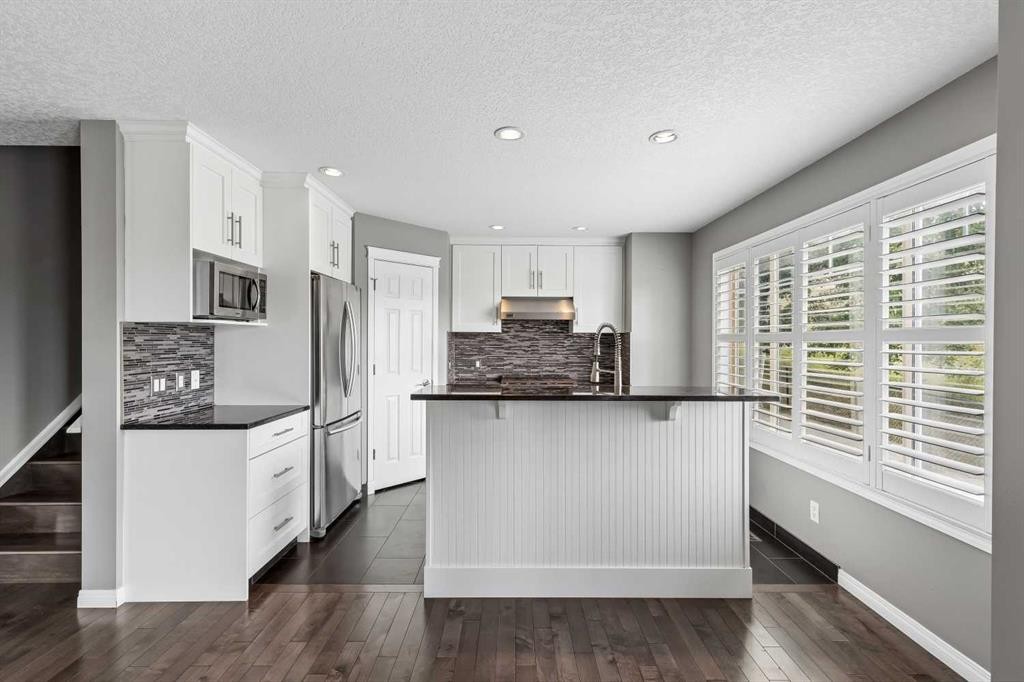 139 Hidden Creek Gardens Nw, Calgary, AB - Indoor Photo Showing Kitchen