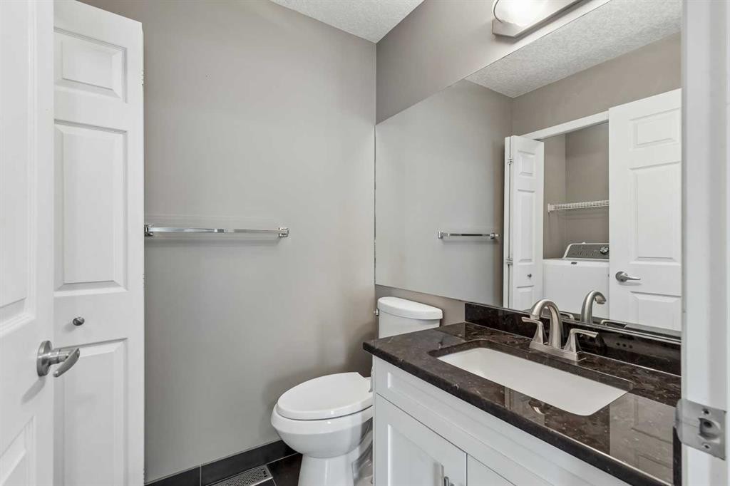 139 Hidden Creek Gardens Nw, Calgary, AB - Indoor Photo Showing Bathroom