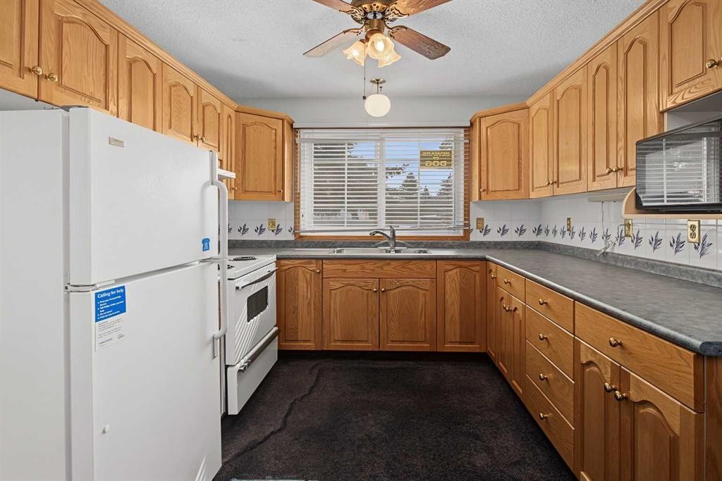75-175 Manora Place Ne, Calgary, AB - Indoor Photo Showing Kitchen With Double Sink