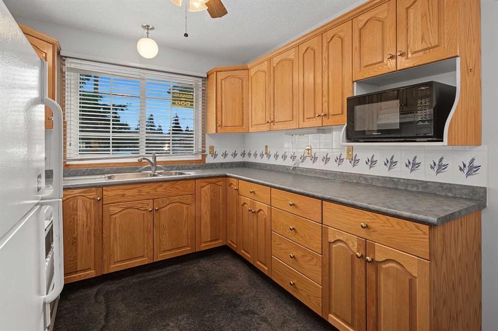 75-175 Manora Place Ne, Calgary, AB - Indoor Photo Showing Kitchen With Double Sink