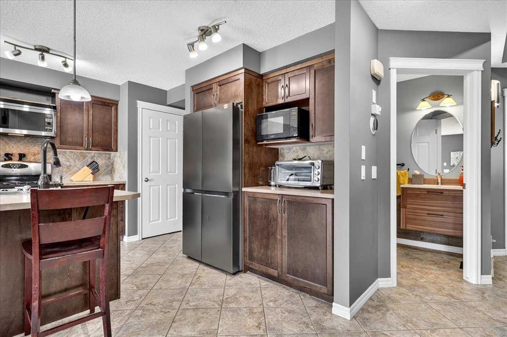 128 Cranberry Circle Se, Calgary, AB - Indoor Photo Showing Kitchen