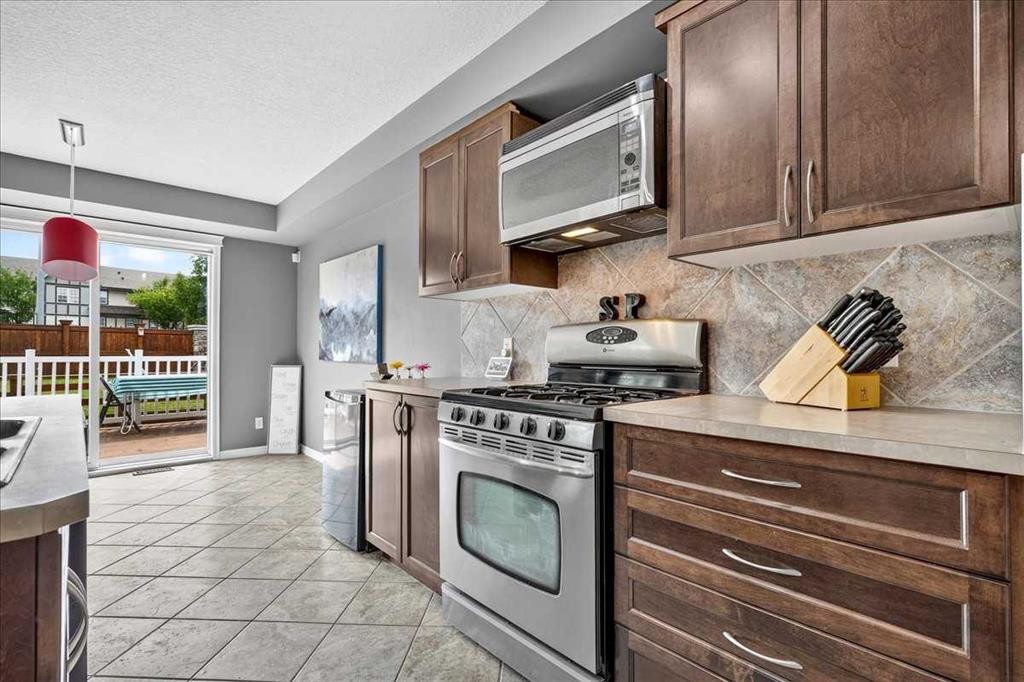 128 Cranberry Circle Se, Calgary, AB - Indoor Photo Showing Kitchen
