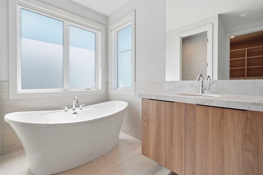3 Mystic Ridge Way Sw, Calgary, AB - Indoor Photo Showing Bathroom