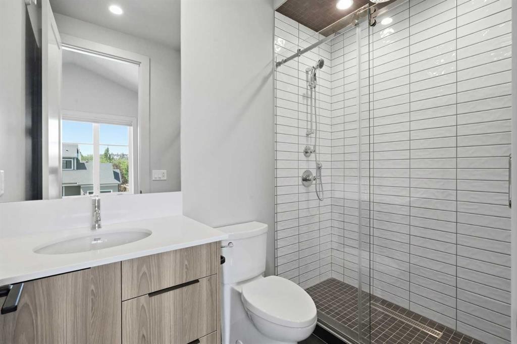 3 Mystic Ridge Way Sw, Calgary, AB - Indoor Photo Showing Bathroom