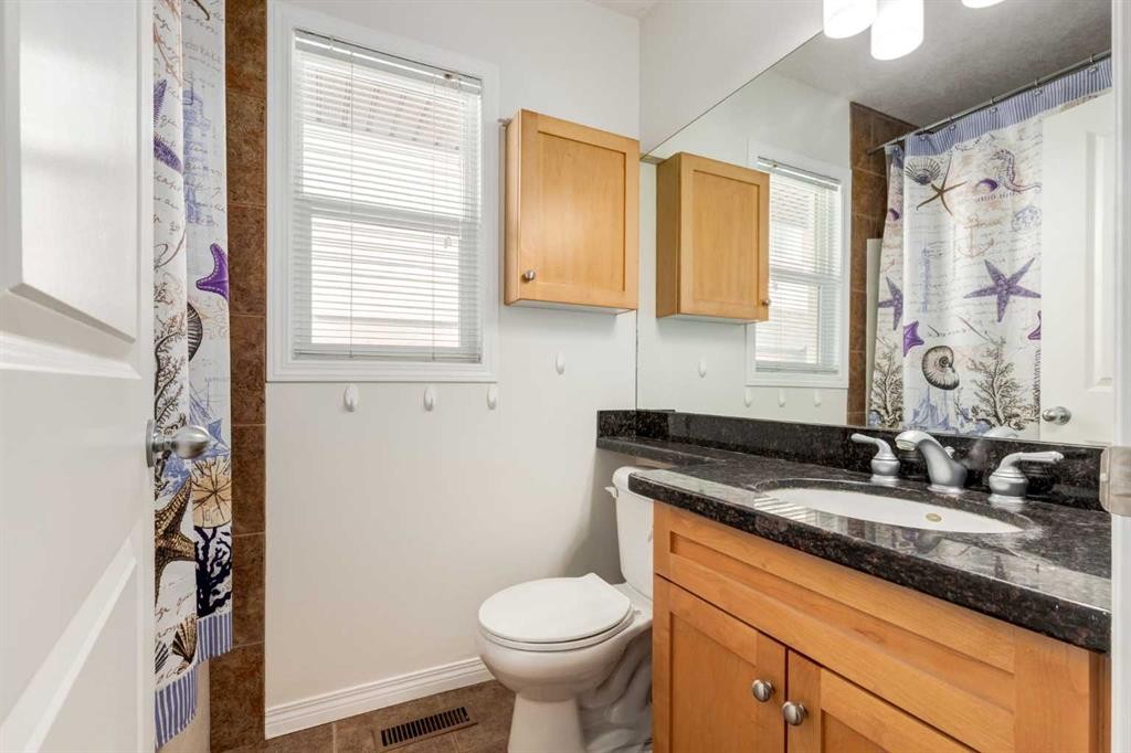 2234 15A Street Se, Calgary, AB - Indoor Photo Showing Bathroom