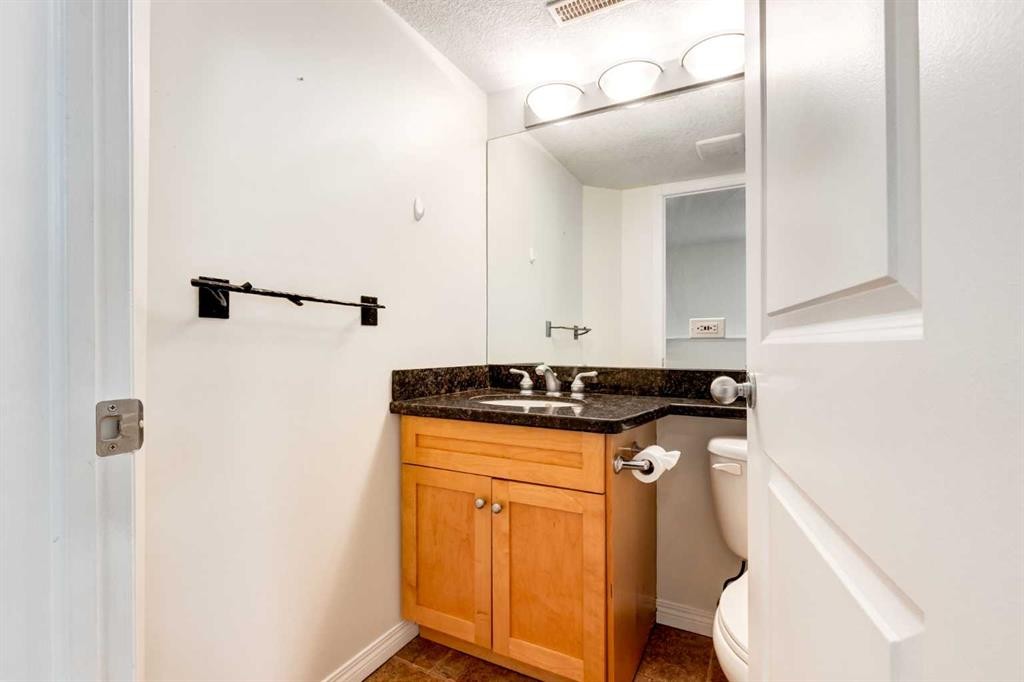 2234 15A Street Se, Calgary, AB - Indoor Photo Showing Bathroom