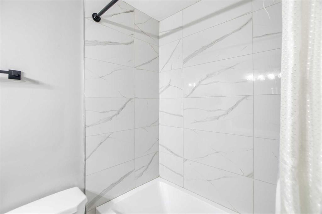 205-8231 Elbow, Calgary, AB - Indoor Photo Showing Bathroom