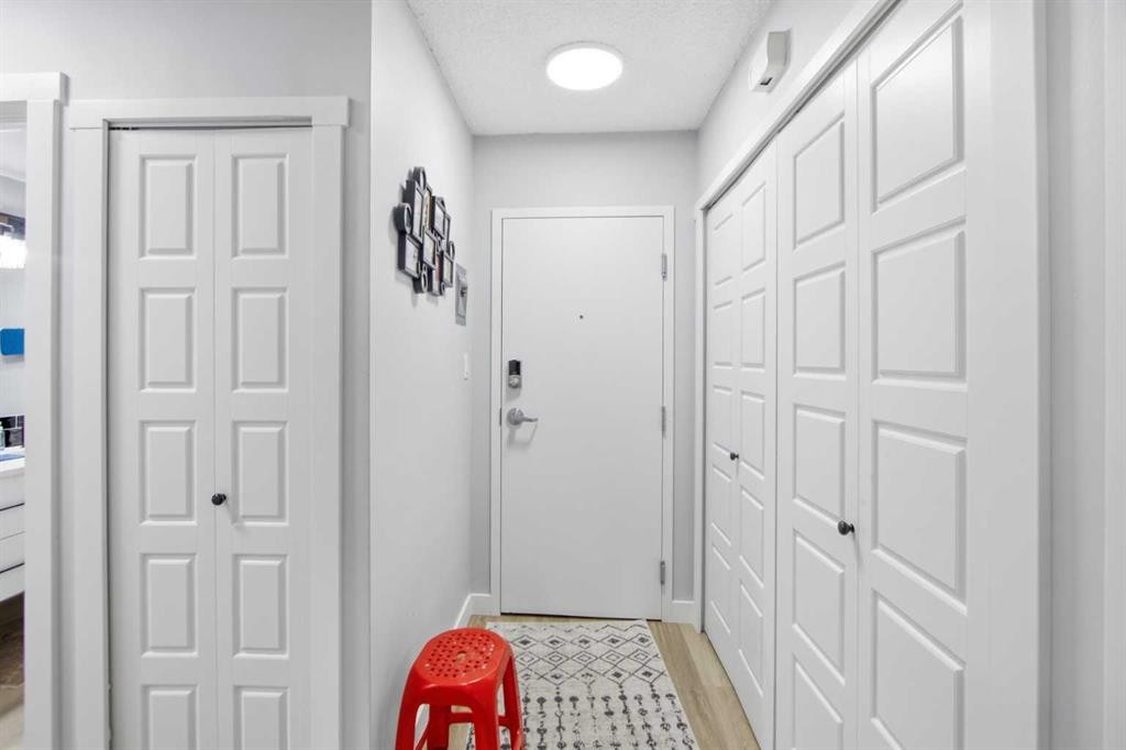 205-8231 Elbow, Calgary, AB - Indoor Photo Showing Other Room