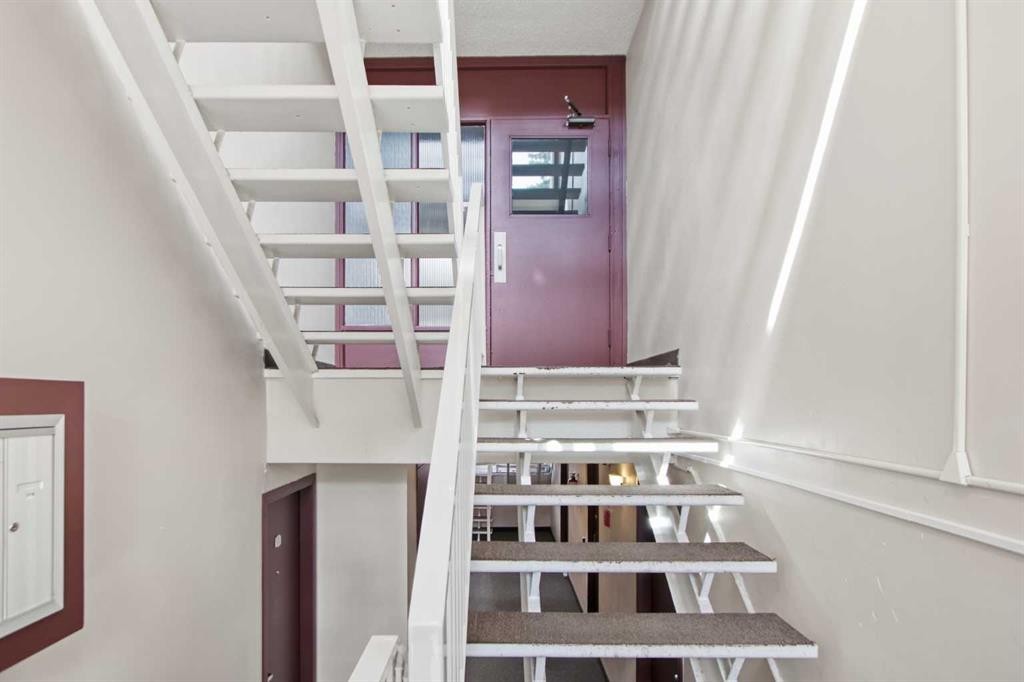 205-8231 Elbow, Calgary, AB - Indoor Photo Showing Other Room