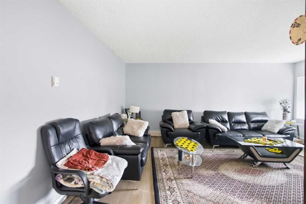 205-8231 Elbow, Calgary, AB - Indoor Photo Showing Living Room