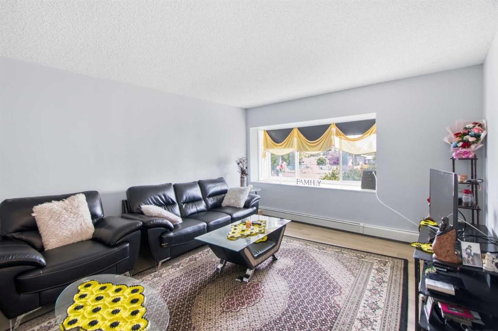 205-8231 Elbow, Calgary, AB - Indoor Photo Showing Living Room