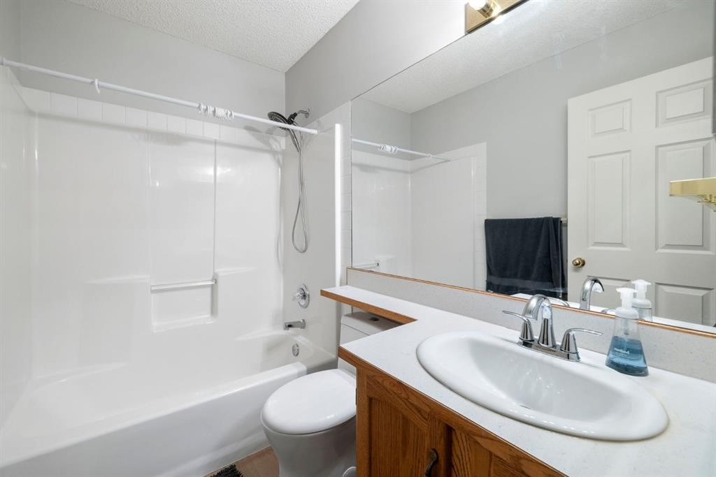76 Douglas Ridge Close Se, Calgary, AB - Indoor Photo Showing Bathroom