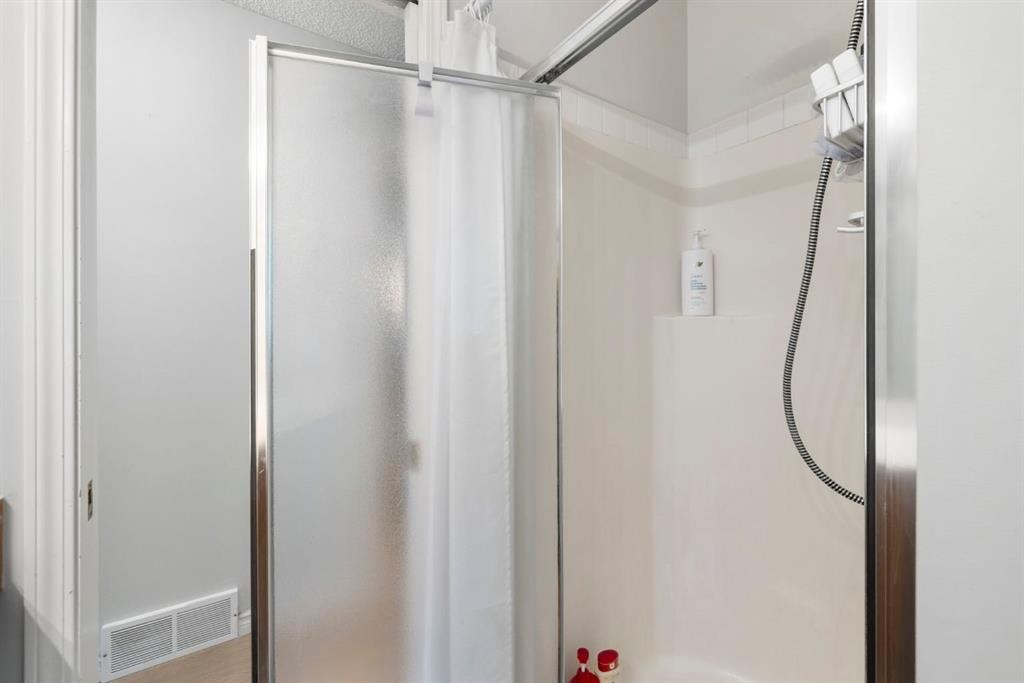 76 Douglas Ridge Close Se, Calgary, AB - Indoor Photo Showing Bathroom