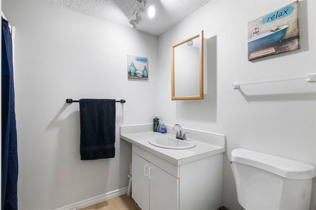 76 Douglas Ridge Close Se, Calgary, AB - Indoor Photo Showing Bathroom