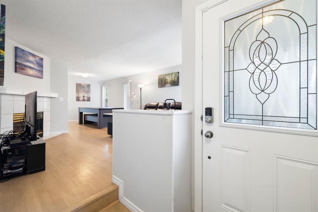 76 Douglas Ridge Close Se, Calgary, AB - Indoor Photo Showing Other Room