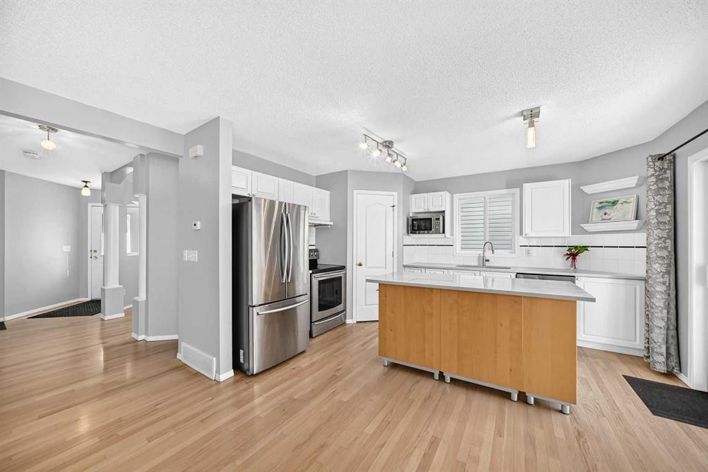 65 Tuscarora Place Nw, Calgary, AB - Indoor Photo Showing Kitchen