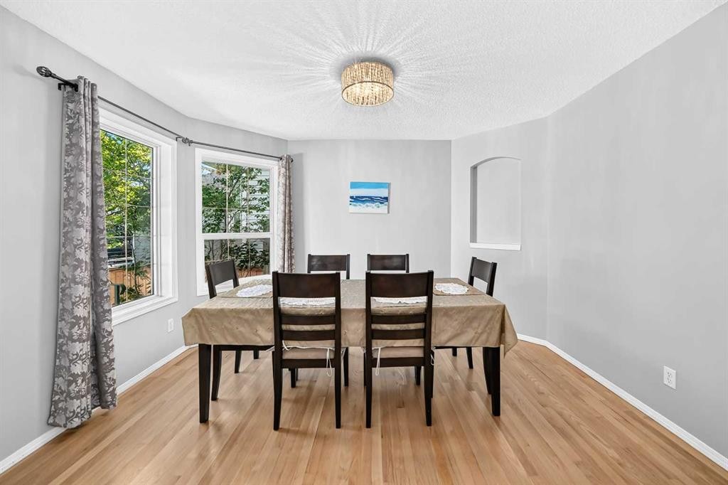 65 Tuscarora Place Nw, Calgary, AB - Indoor Photo Showing Dining Room