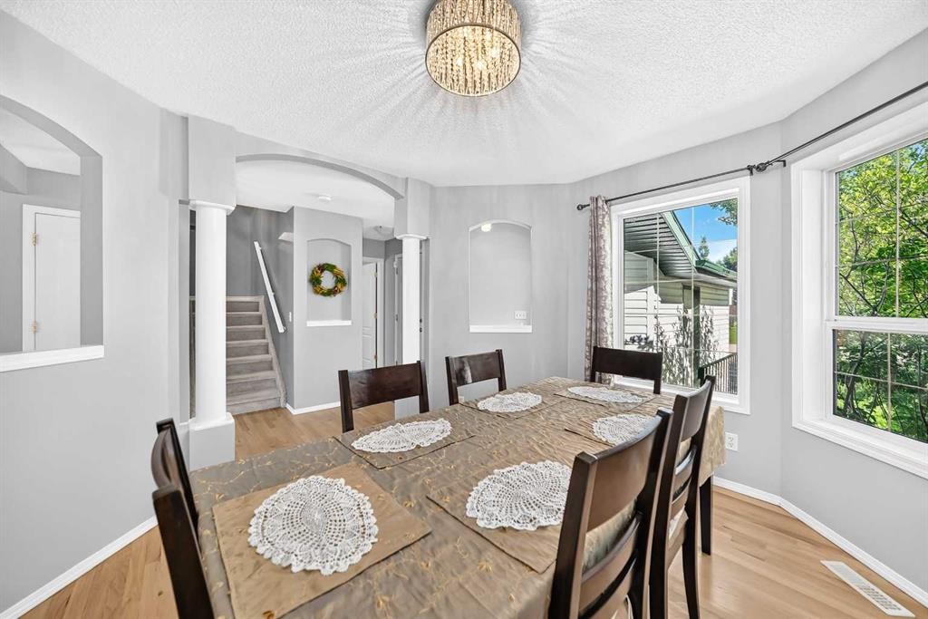 65 Tuscarora Place Nw, Calgary, AB - Indoor Photo Showing Dining Room
