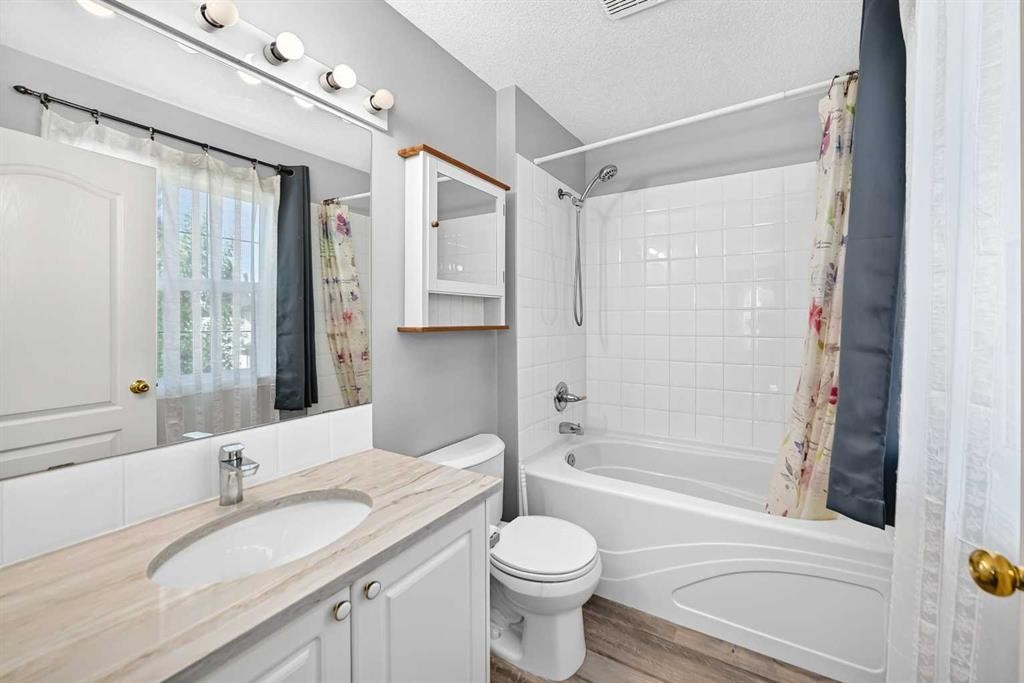 65 Tuscarora Place Nw, Calgary, AB - Indoor Photo Showing Bathroom