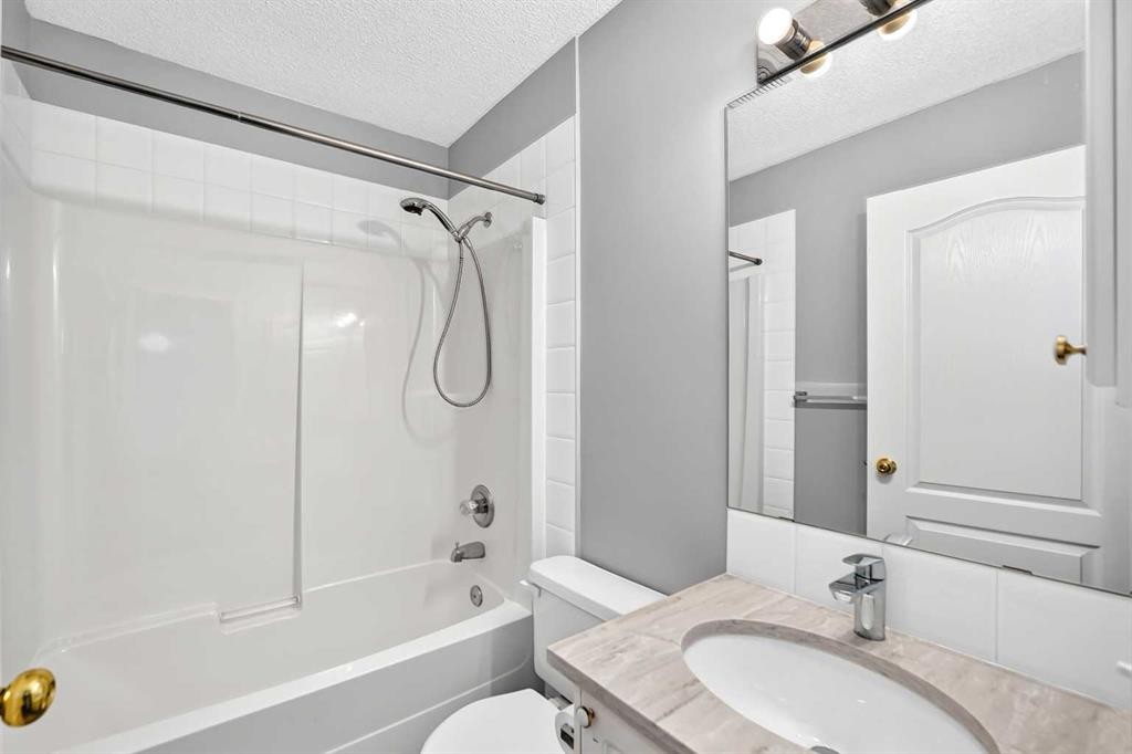 65 Tuscarora Place Nw, Calgary, AB - Indoor Photo Showing Bathroom