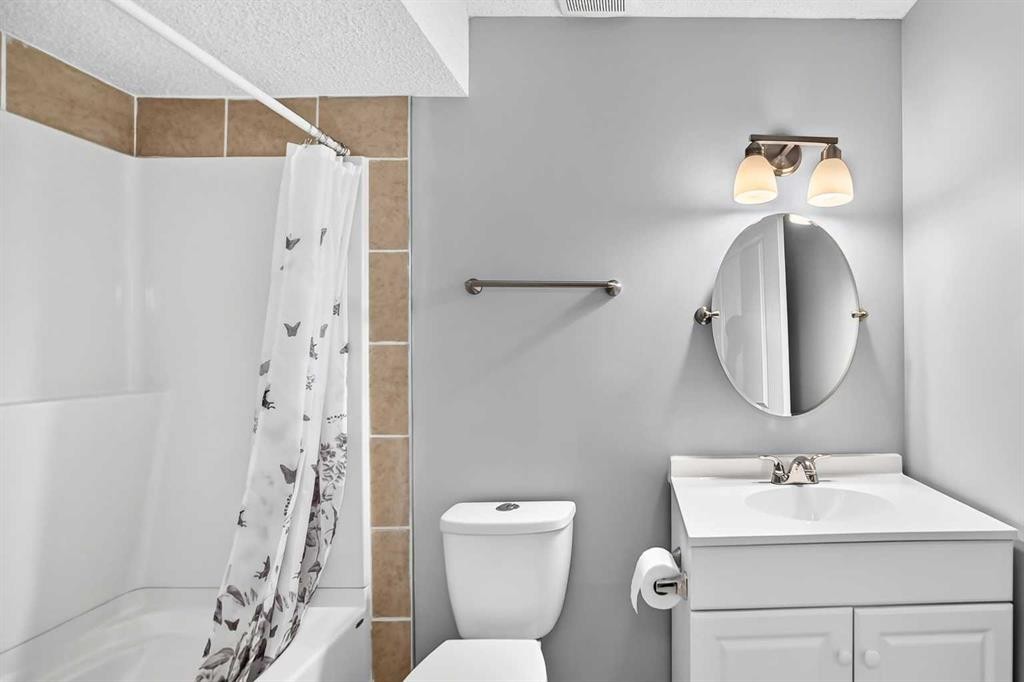 65 Tuscarora Place Nw, Calgary, AB - Indoor Photo Showing Bathroom