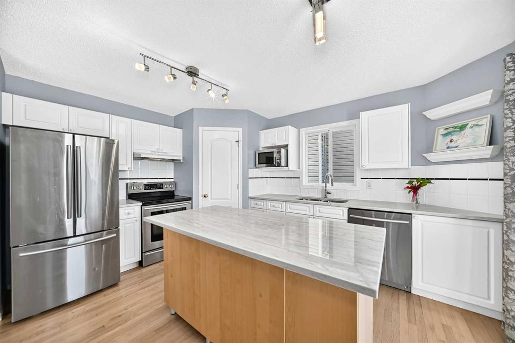 65 Tuscarora Place Nw, Calgary, AB - Indoor Photo Showing Kitchen