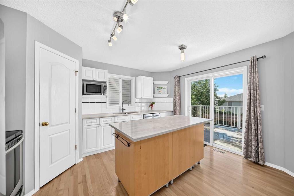 65 Tuscarora Place Nw, Calgary, AB - Indoor Photo Showing Kitchen