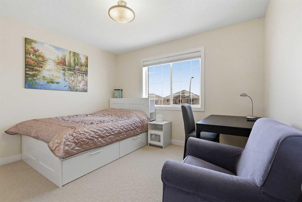18 Royal Crest Way Nw, Calgary, AB - Indoor Photo Showing Bedroom