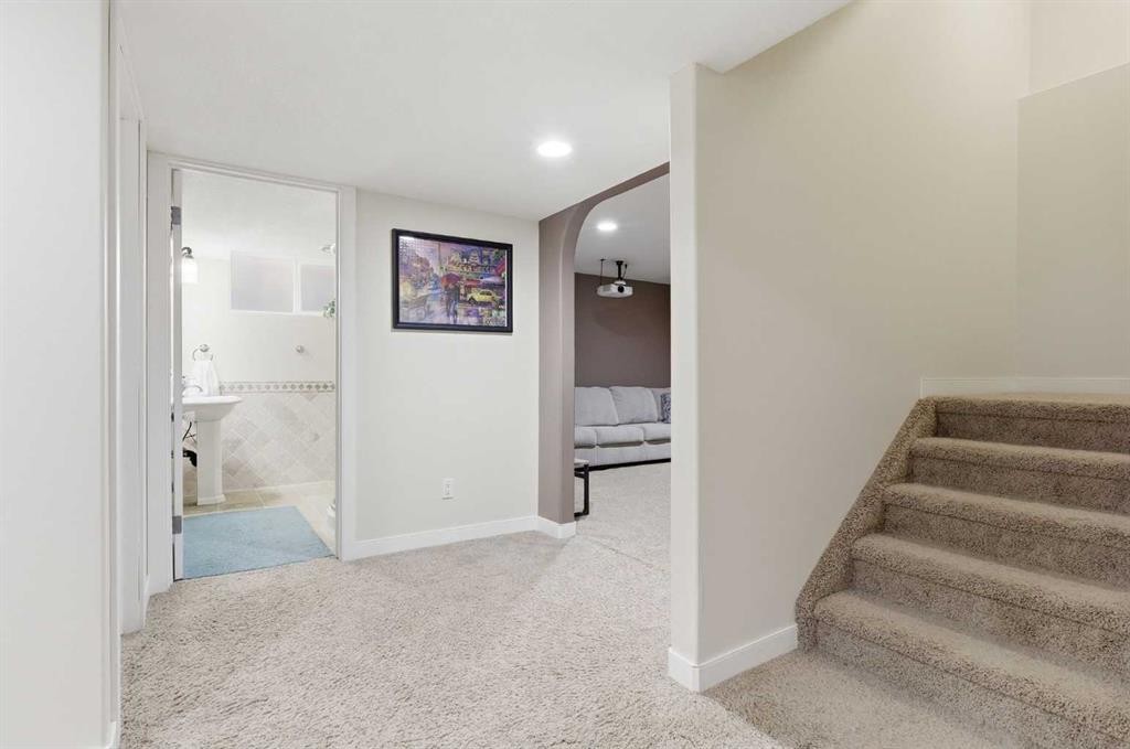18 Royal Crest Way Nw, Calgary, AB - Indoor Photo Showing Other Room