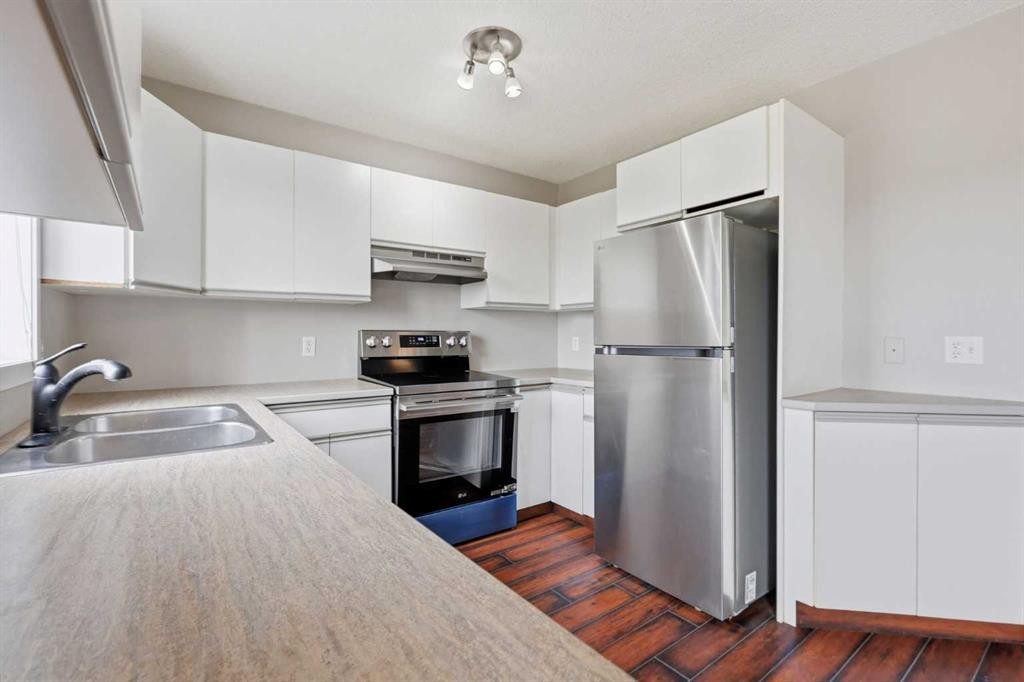 129 Hidden Spring Circle Nw, Calgary, AB - Indoor Photo Showing Kitchen With Double Sink